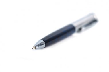 Beyaz arkaplanda mavi tükenmez kalem izole edildi