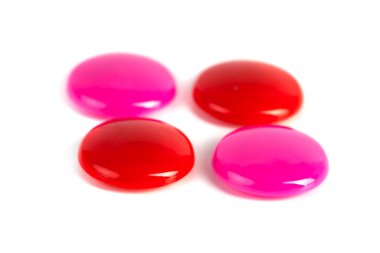 Renkli mıknatıslar - beyaz bir arka plan üzerinde sahipleri.