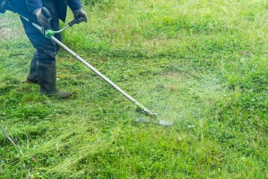 Bahçıvan kesme çim çim biçme makinesi tarafından.