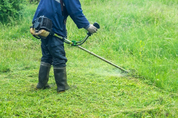 Jardineiro Cortando Grama Por Cortador Grama — Fotografia de Stock