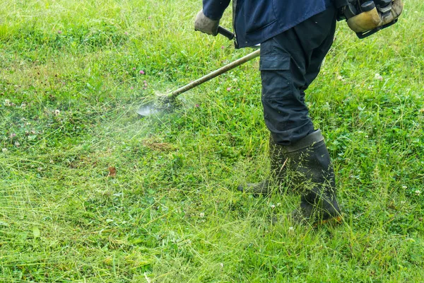 Jardineiro Cortando Grama Por Cortador Grama — Fotografia de Stock