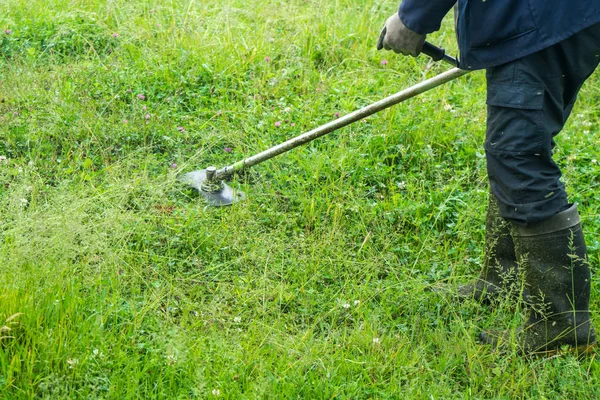 Jardineiro Cortando Grama Por Cortador Grama — Fotografia de Stock