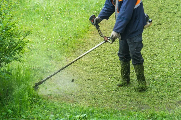 Der Gärtner Mäht Gras Mit Dem Rasenmäher — Stockfoto