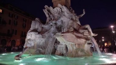 Geceleri Mısır dikilitaşlı dört nehrin çeşmesinin detayları, Piazza Navona, Roma, İtalya.