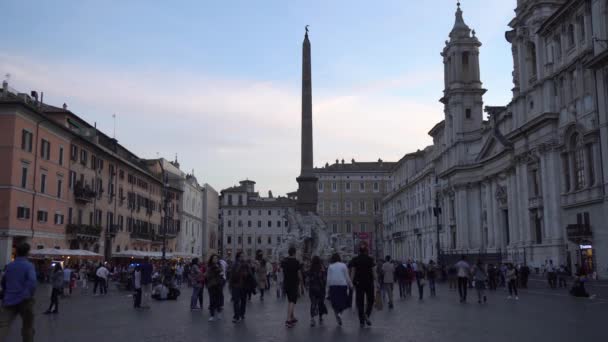 意大利罗马 2019年10月27日 纳沃纳广场 Piazza Navona 的游客是罗马受欢迎的旅游胜地 — 图库视频影像