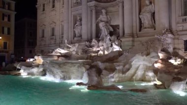 Trevi Fountain ya da Fontana di Trevi geceleri, Roma, İtalya. Bu çeşme Romanların başlıca simgelerinden biri..