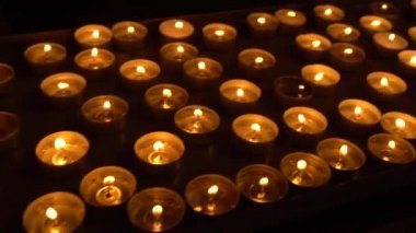 Bir mum rafında Katolik kilisesinin içinde mumlar. Din.