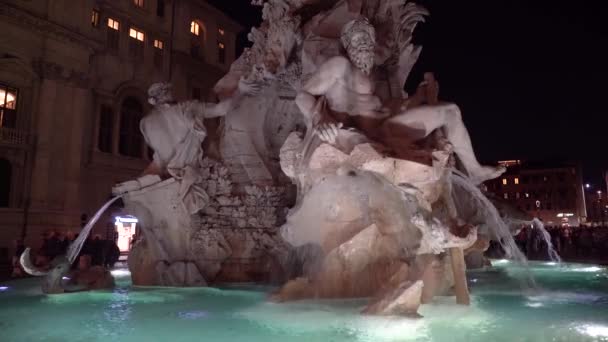 夜にはエジプトのオベリスクを持つ4つの川の噴水の詳細 ナヴォーナ広場 ローマ イタリア — ストック動画