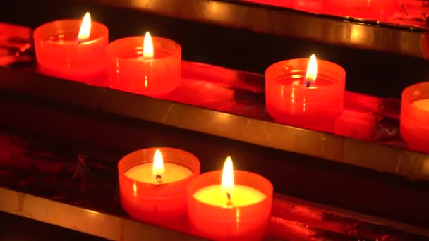 Ljusen Inne Katolsk Kyrka Ett Ljusstakar Religion — Stockvideo