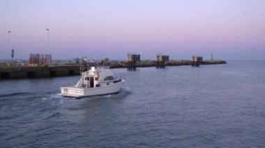 Sabah Fiumicino limanında balık tutmak için küçük bir tekne. Fiumicino, Leonardo da Vincifiumicino Havalimanı ile ünlüdür..
