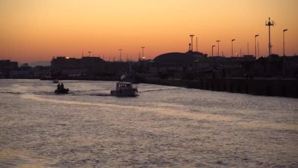 Kleines Boot Zum Fischen Hafen Von Fiumicino Morgen Fiumicino Ist — Stockvideo