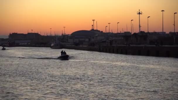 フィウミチーノ港での釣りのための小さなボート フィウミチーノはレオナルド ヴィンチ フィウミチーノ空港の存在で有名です — ストック動画