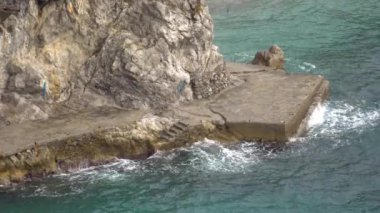 Amalfi sahilindeki kayalara vuran deniz dalgalarının en üst görüntüsü.