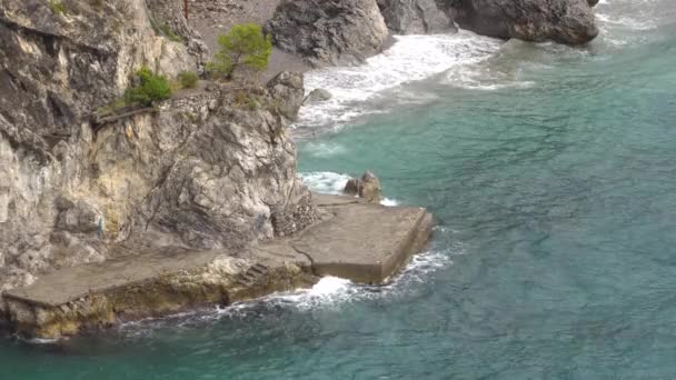아말피 해변에 바위에 부딪치는 파도의 꼭대기 — 비디오