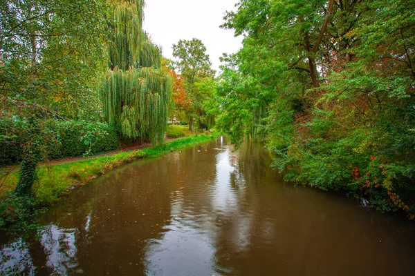 Parque da cidade, árvores reflexão sobre a água da lagoa, outono. Eindhoven — Fotografia de Stock