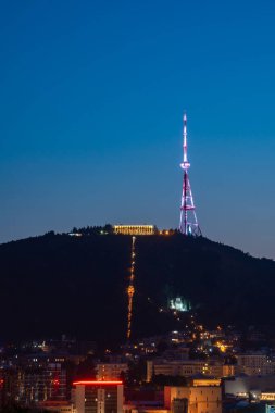 Akşam Mtatsminda Park'ta tv kulesi ve füniküler kompleksi