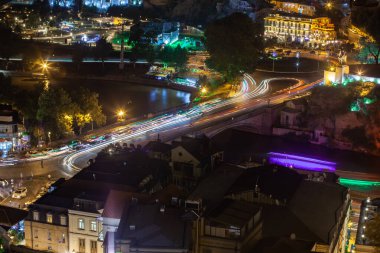 Sameba (Trinity) Kilisesi ve diğer lan ile Tiflis Gece görünümü