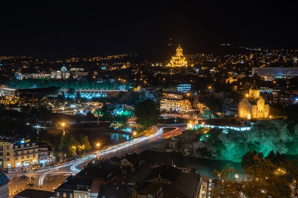 Nocny widok Tbilisi z Sameba (Trinity) Kościół i inne LAN — Zdjęcie stockowe