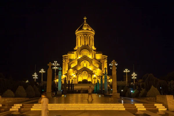 Nachtzicht op de Holy Trinity Cathedral van Tbilisi (Sameba)-de m — Stockfoto