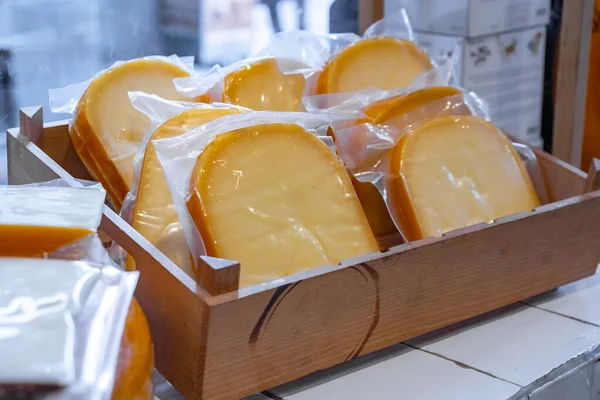 Divers fromages Hollandais sur le marché de la production de journaux . — Photo