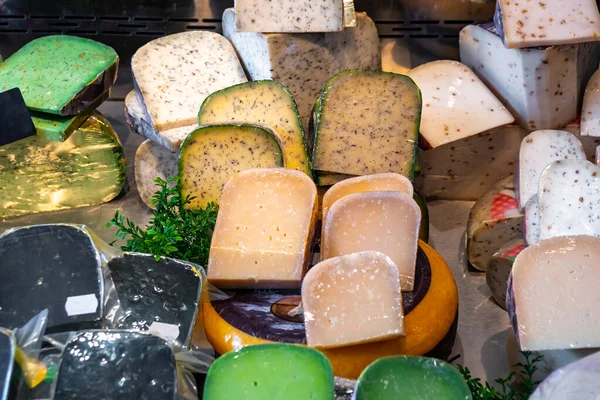 Divers fromages Hollandais sur le marché de la production de journaux . — Photo