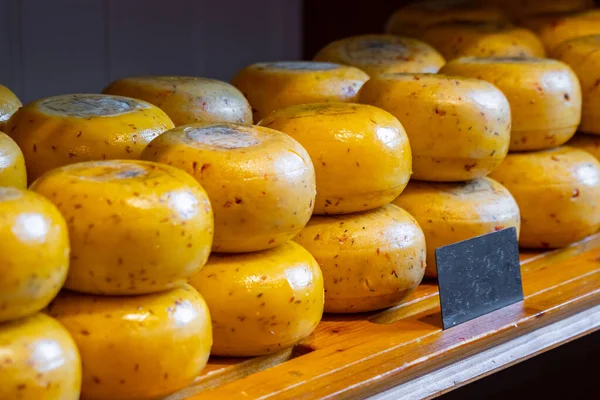 Голландский сыр на прилавках в России . — стоковое фото