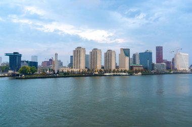 Güney Hollanda 'da Maas nehrindeki Rotterdam şehri.