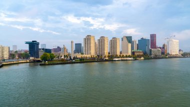 Güney Hollanda 'da Maas nehrindeki Rotterdam şehri.