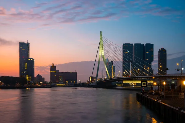 Sabah Erasmusbrug köprüsü ile Rotterdam Skyline, Nether — Stok fotoğraf