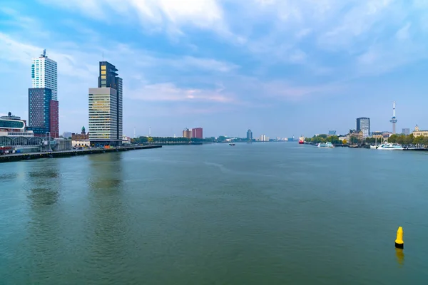 Şehir merkezindeki gökdelenler Maas nehrinin setinde, Rotterdam. — Stok fotoğraf