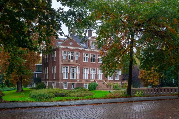 Vackert hus i Rotterdams stadspark på hösten, Net — Stockfoto