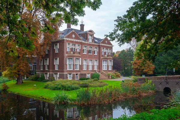 Mooi huis in het stadspark van Rotterdam in de herfst, Net — Stockfoto