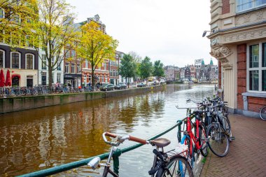 Amsterdam, Hollanda - 14.10.2019: Köprüde bisikletler 