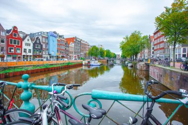 Amsterdam, Hollanda - 14.10.2019: Köprüde bisikletler 