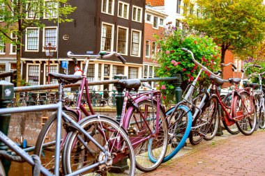 Amsterdam, Hollanda - 14.10.2019: Köprüde bisikletler 