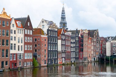 Amsterdam, Hollanda - 16.10.2019: Damrak stre 'nin mimarisi