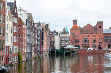 Amsterdam, Hollanda - 16.10.2019: Damrak stre 'nin mimarisi
