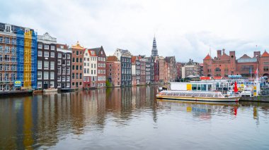 Amsterdam, Hollanda - 16.10.2019: Damrak stre 'nin mimarisi