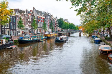 Amsterdam, Hollanda - 15.10.2019: A Nehri üzerinde dans evleri