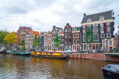 Amsterdam, Hollanda - 15.10.2019: A Nehri üzerinde dans evleri