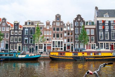 Amsterdam, Hollanda - 15.10.2019: A Nehri üzerinde dans evleri