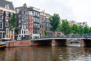 Amsterdam, Hollanda - 15.10.2019: A Nehri üzerinde dans evleri