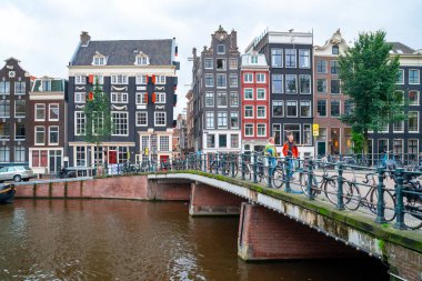 Amsterdam, Hollanda - 15.10.2019: A Nehri üzerinde dans evleri