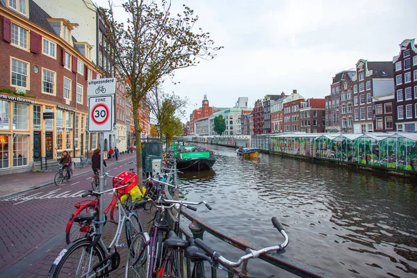 Amsterdam, Paesi Bassi - 14.10.2019: Biciclette su un ponte — Foto Stock