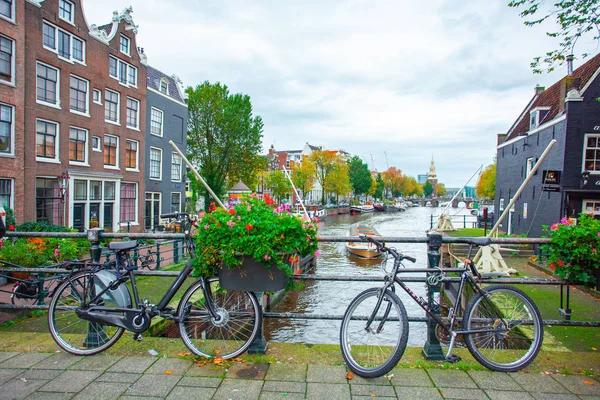 Амстердам, Нидерланды - 14.10.2019: Велосипеды на мосту через — стоковое фото