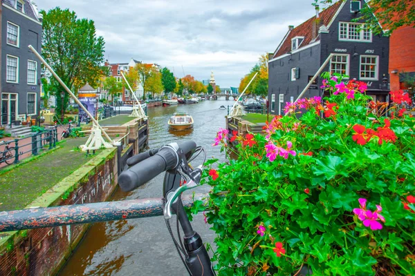 Амстердам, Нидерланды - 14.10.2019: Велосипеды на мосту через — стоковое фото