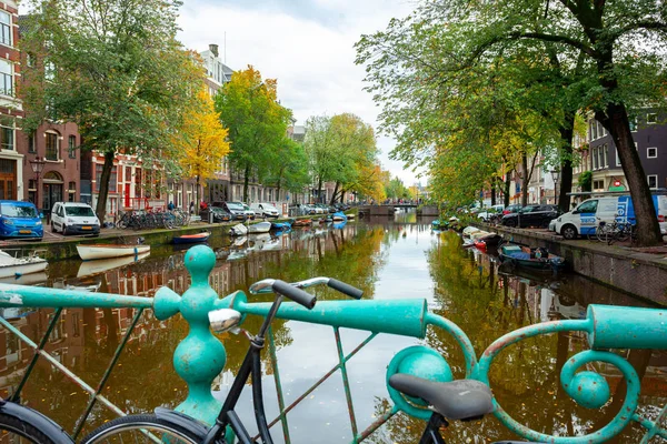 Amsterdam, Hollanda - 14.10.2019: Köprüde bisikletler 