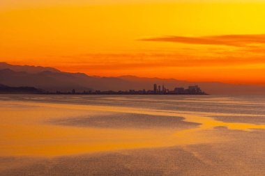 Karadeniz 'de güzel bir gün batımı görünüyor.