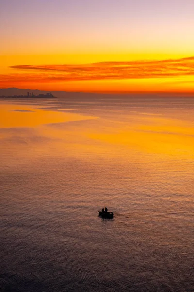 Piękny kolorowy zachód słońca nad Morzem Czarnym. Łódź na morzu. — Zdjęcie stockowe
