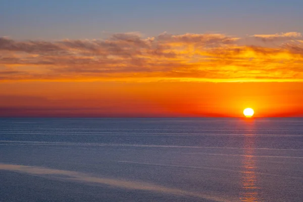 Belo pôr do sol colorido no mar Negro. Vista magnífica . — Fotografia de Stock